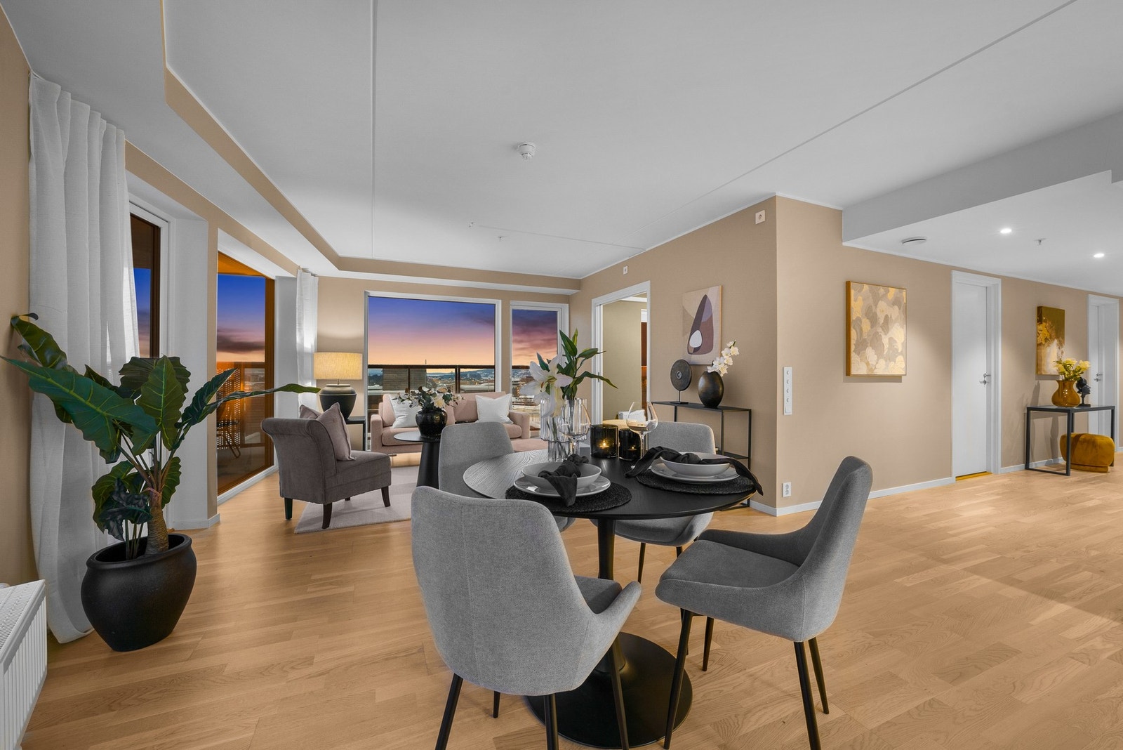 Åpen og gjennomtenkt planløsning som gir naturlig flyt mellom spiseplass og stue. Galleribilde