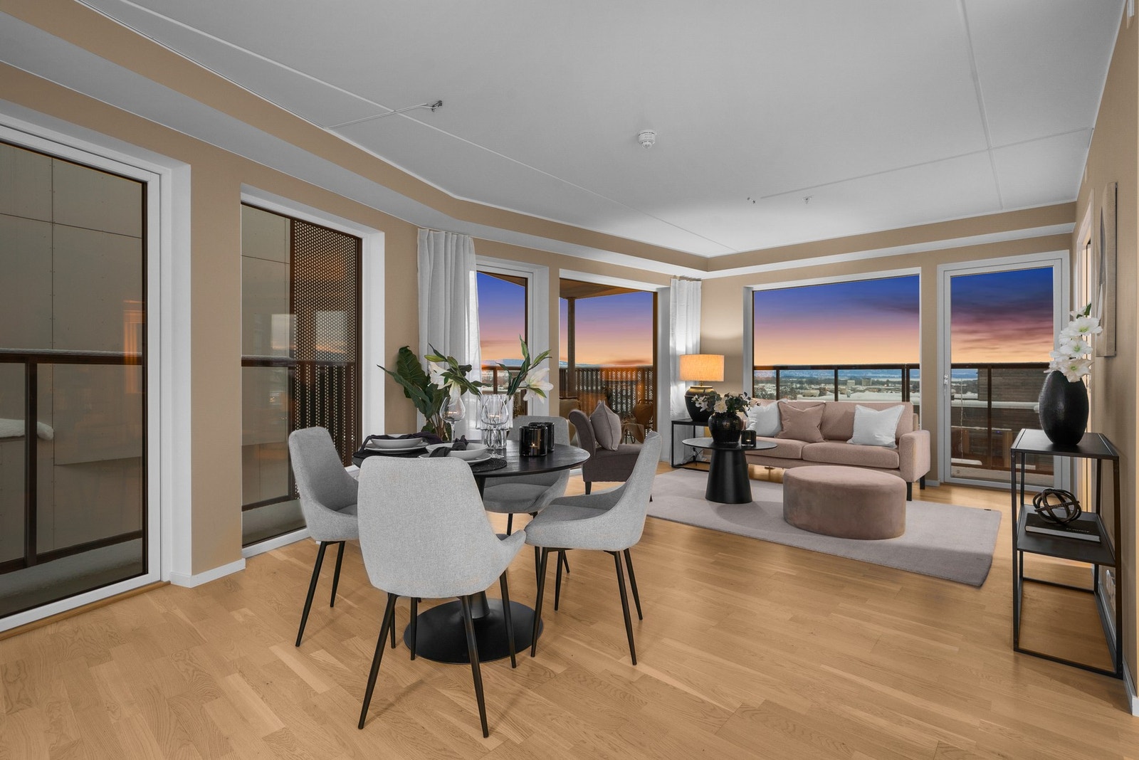 Romslig stue- og spisestueløsning med god himlingshøyde på 2,49 meter og direkte utgang til balkong. Galleribilde