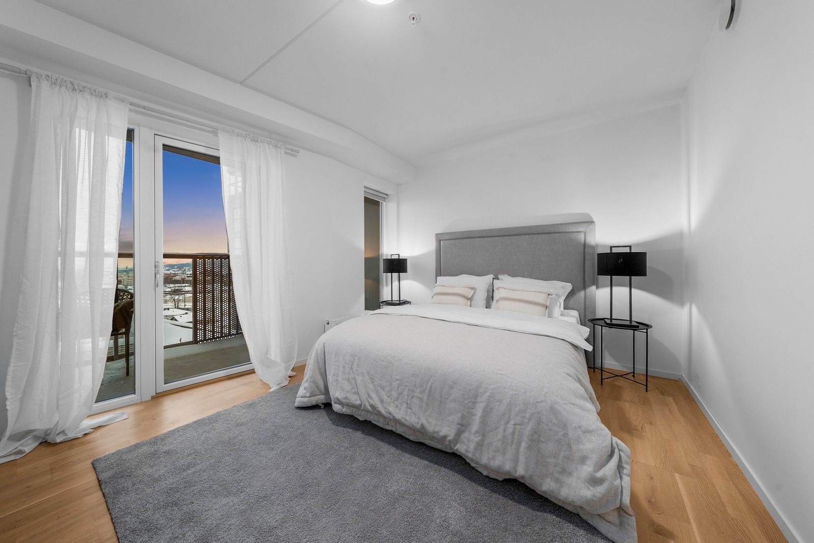 Soverom lll er et romslig og lyst rom med plass til dobbeltseng. Her er det også utgang til balkong. Galleribilde