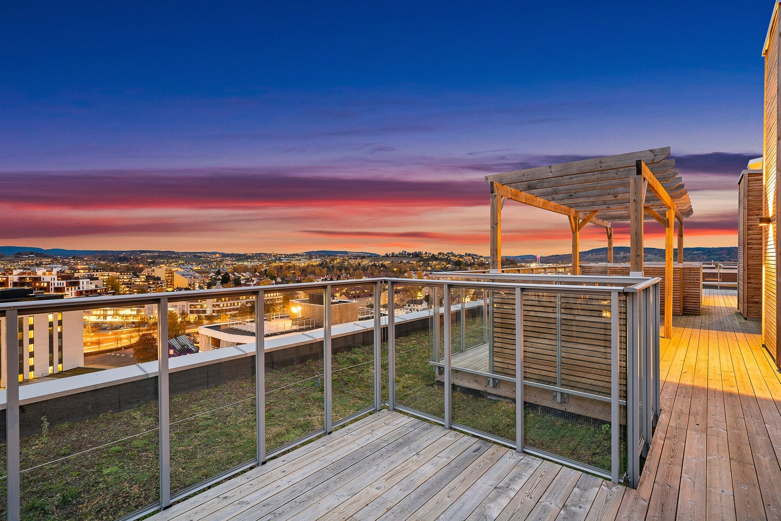Felles takterrasse med vid utsikt og soner for både ro og samvær. Galleribilde
