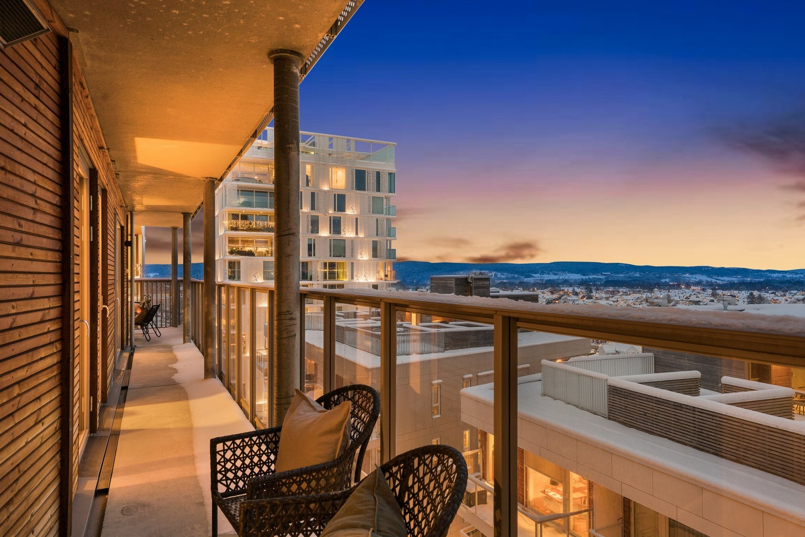 Uteplassen strekker seg langs fasaden og byr på utsikt i begge retninger. Galleribilde