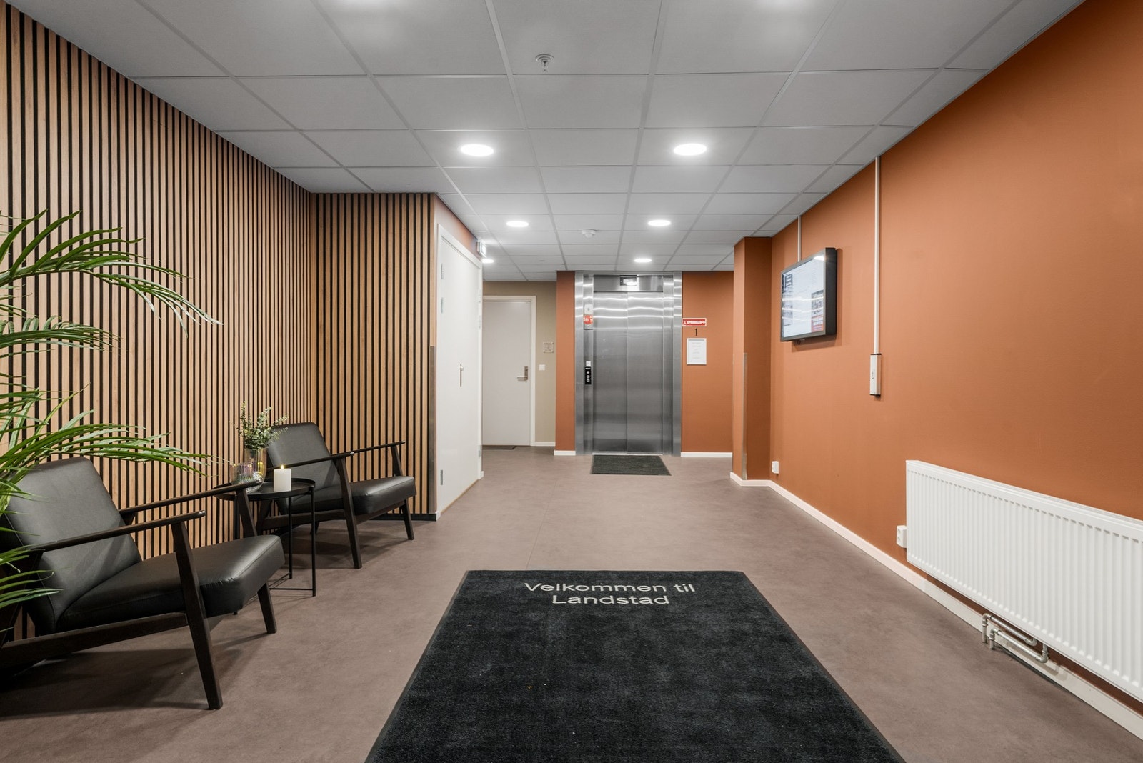 Her bor du i et veldrevet borettslag. Delikat og velholdt felles inngangsparti med heis og sittegruppe. Galleribilde