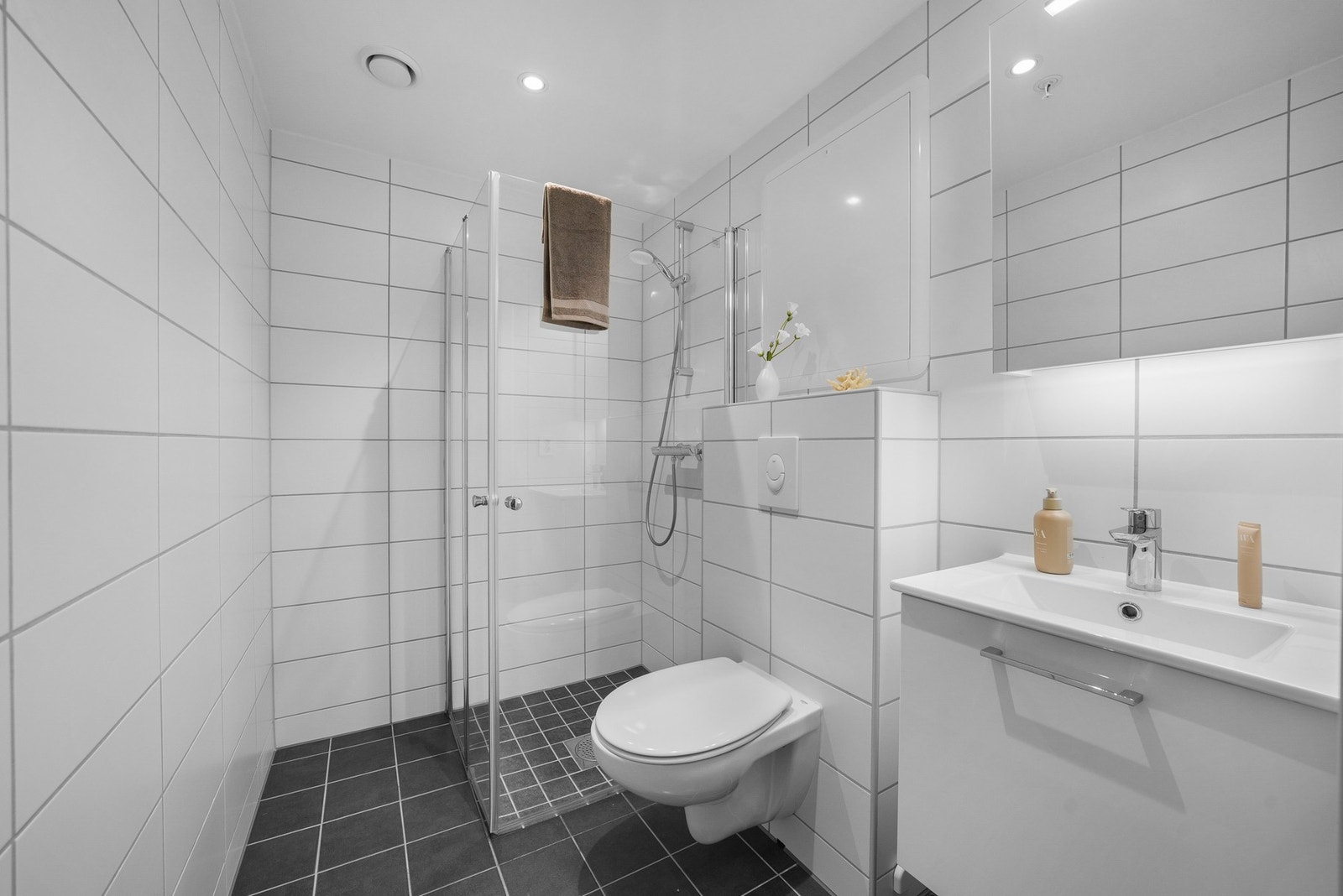 Separat bad som fungerer utmerket som gjestebad eller privat bad tilknyttet soveromsdelen. Galleribilde