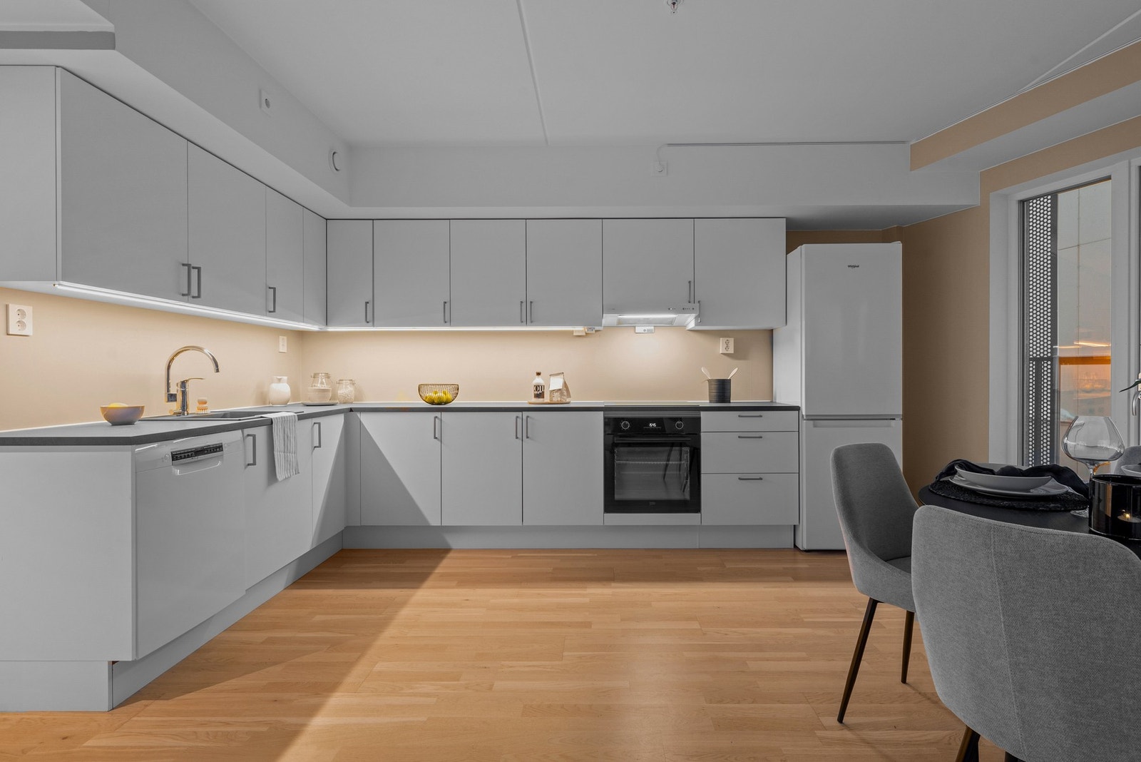 HTH-kjøkken fra 2021 med rikelig oppbevaringsplass, god benkeflate og praktisk L-løsning. Galleribilde