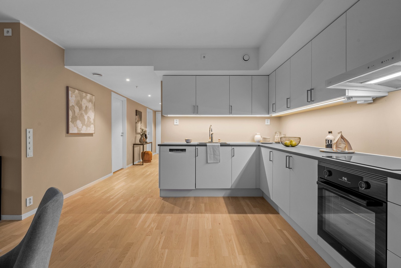 Fra kjøkkenet er det enkel adkomst videre til gang og boligens øvrige rom. Galleribilde