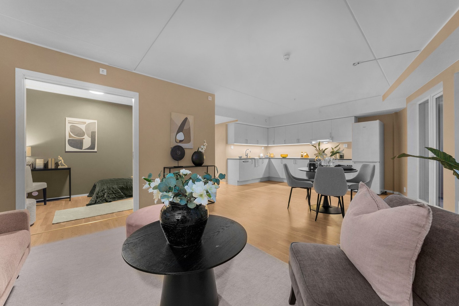 Kjøkkenet er i åpen men samtidig tilbaketrukket fra stue delen. Galleribilde