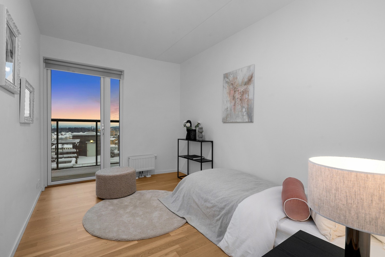 Soverom ll er av god størrelse og utgang til balkong - perfekt som barnerom eller gjesterom Galleribilde