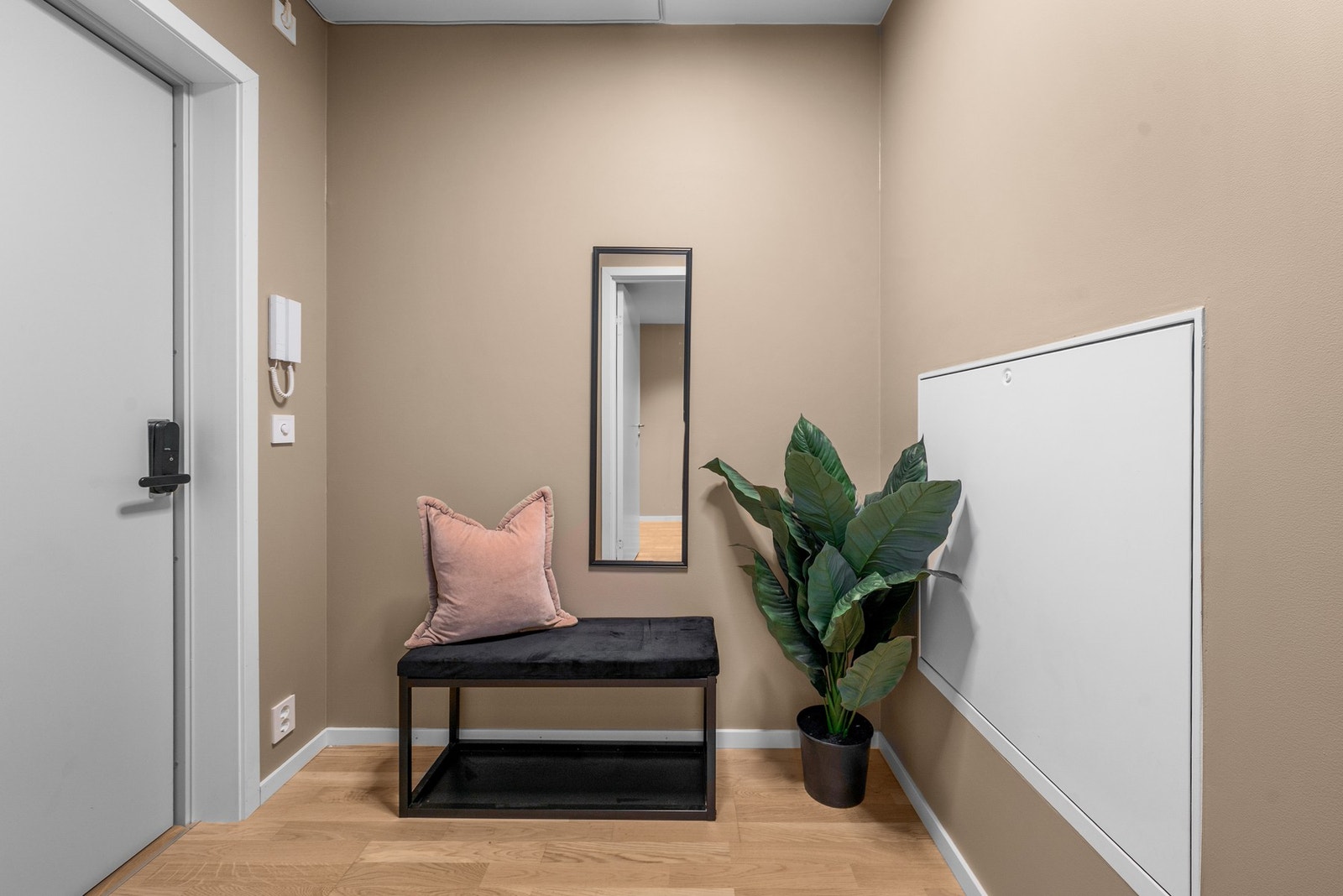 Romslig entré med plass til sittebenk og garderobeløsning. Galleribilde