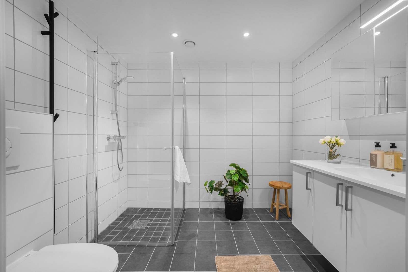 Romslig hovedbad fra 2021 med dusjhjørne, god gulvplass og praktisk innredning. Galleribilde