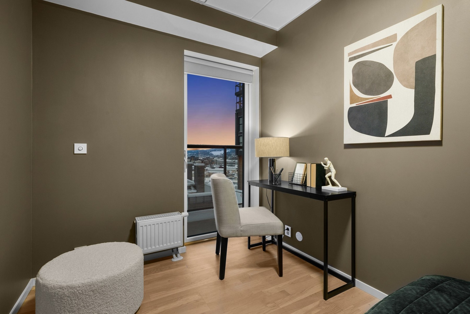 Soverom l har i likhet med øvrige soverom utgang til balkongen. Galleribilde