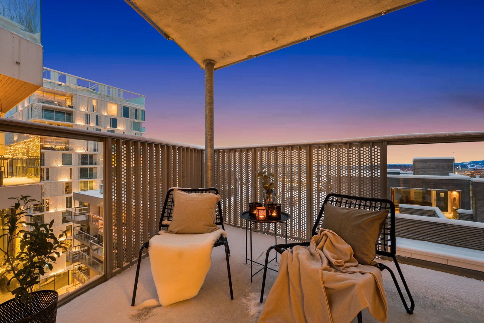 Balkongen fungerer som en naturlig forlengelse av stuen, med plass til både avslapning og sosialt. Galleribilde