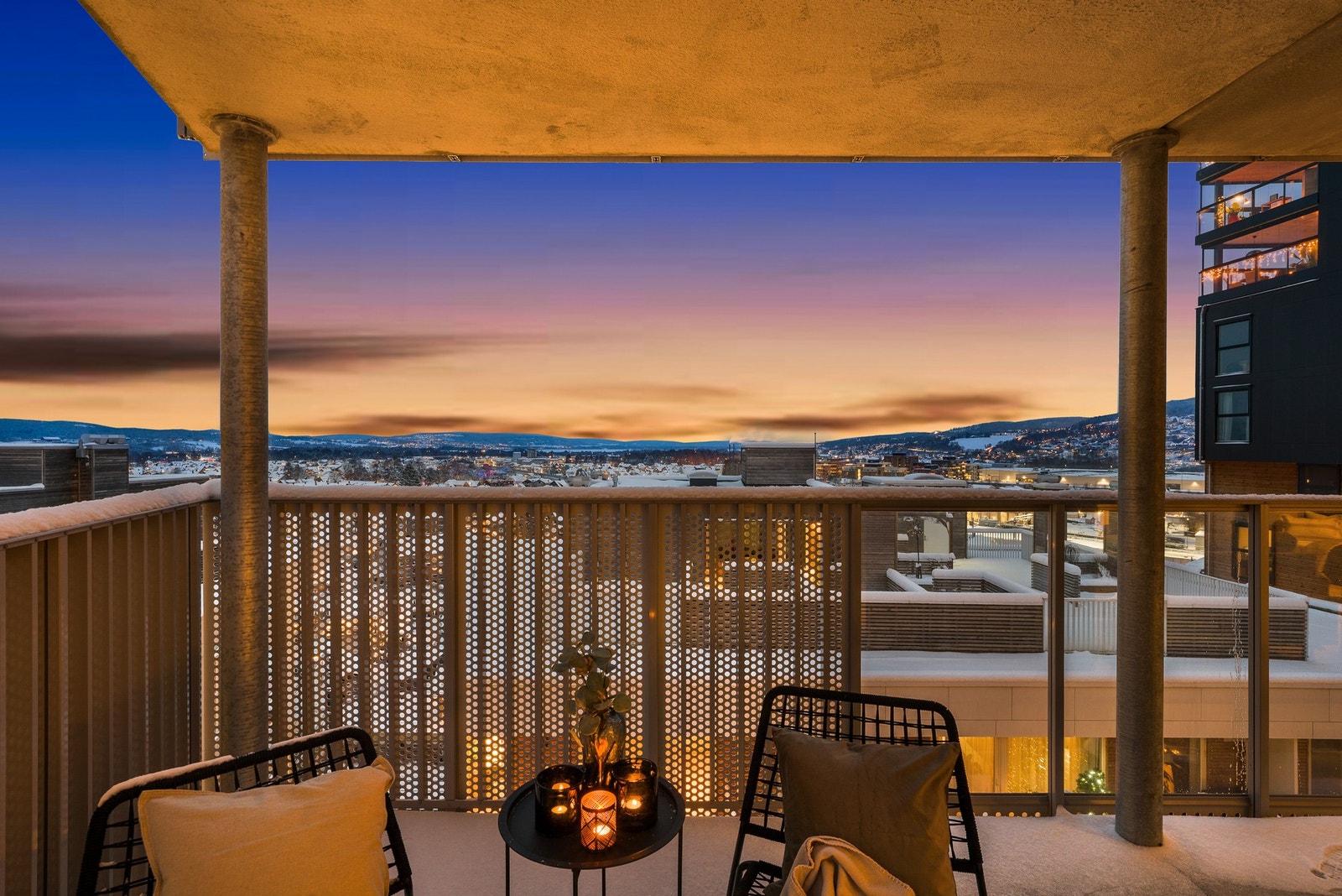 En rolig ramme rundt byens lys, høyt over bakken. Galleribilde