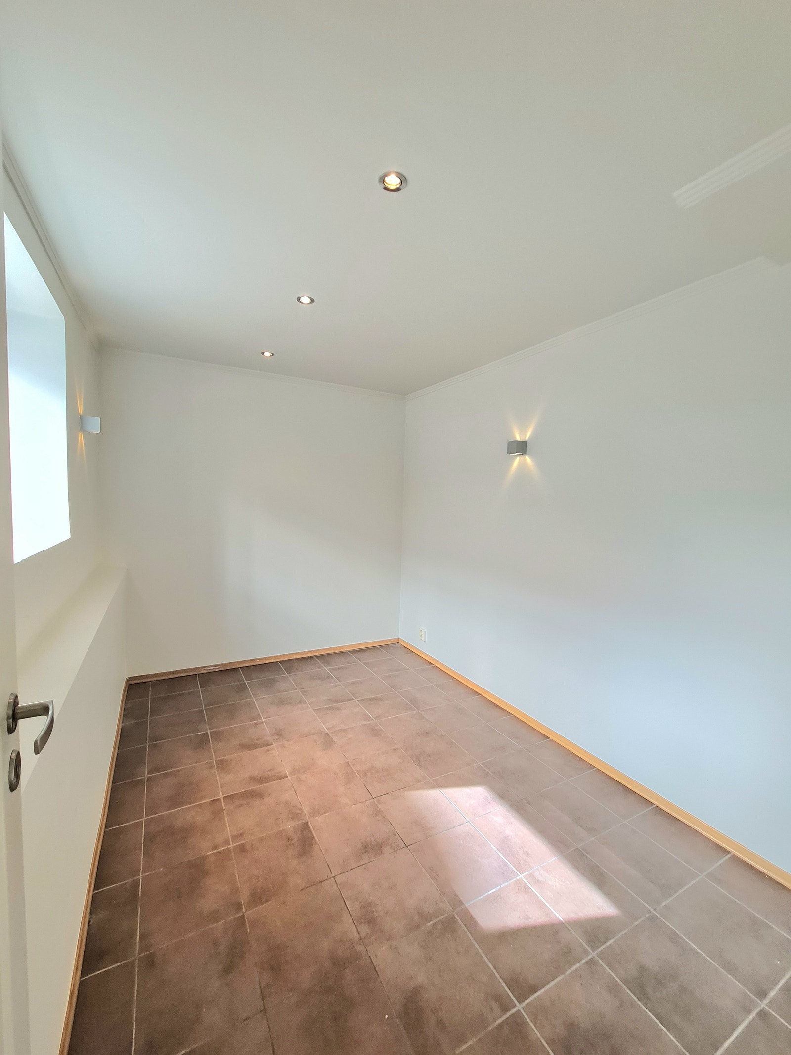 Her er det god plass til seng og skrivebord Galleribilde