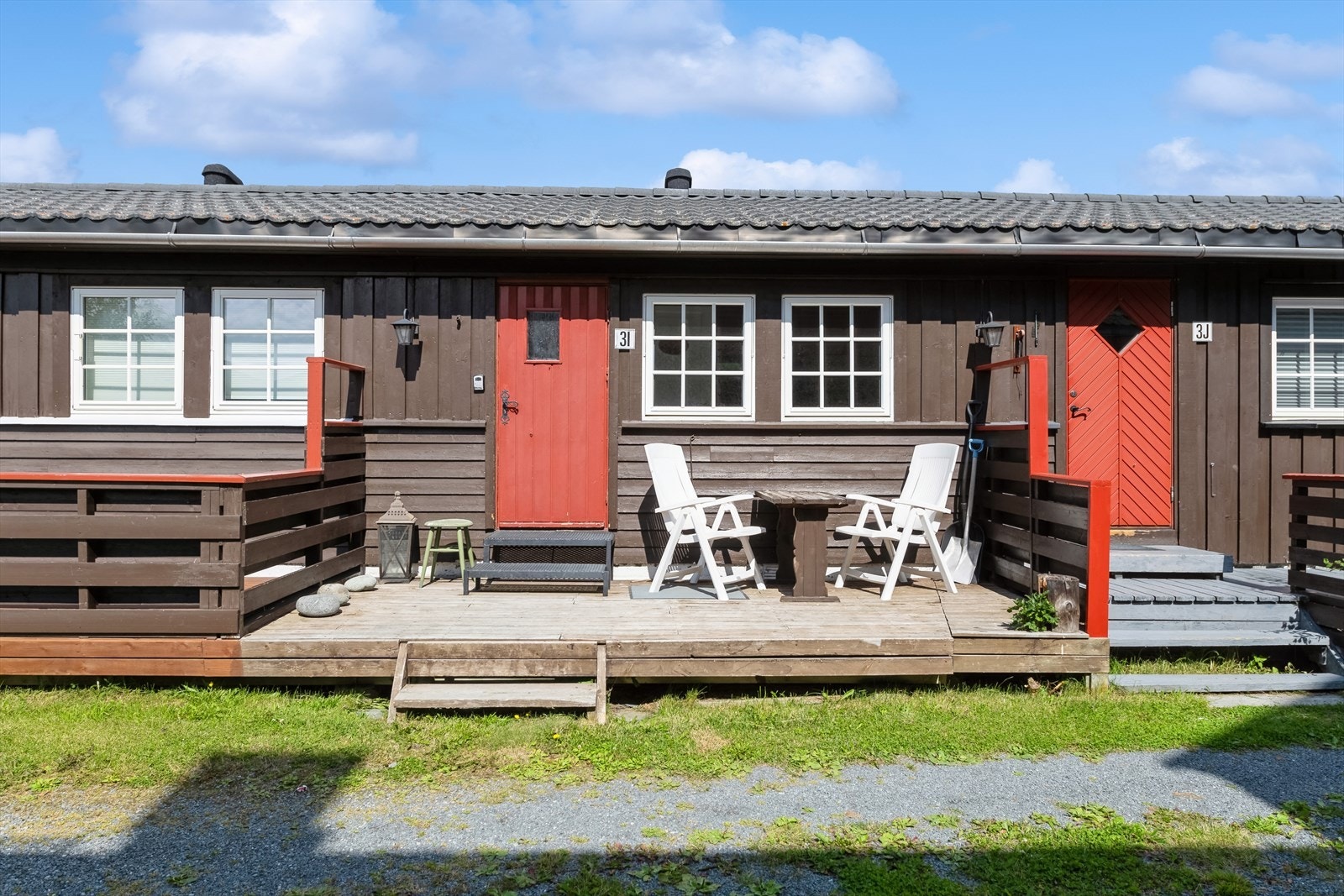 Terrasse med sittegruppe hvor solen kan nytes Galleribilde