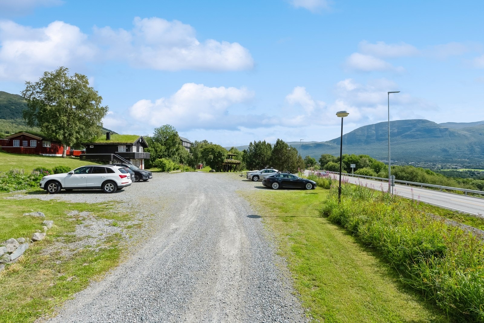Håkkåran bussholdeplass er bare noen få minutters gange fra fritidsboligen, som lett kan ta deg inn til Oppdal sentrum om du ikke ønsker å ta bena fatt. Gode parkeringsmuligheter Galleribilde