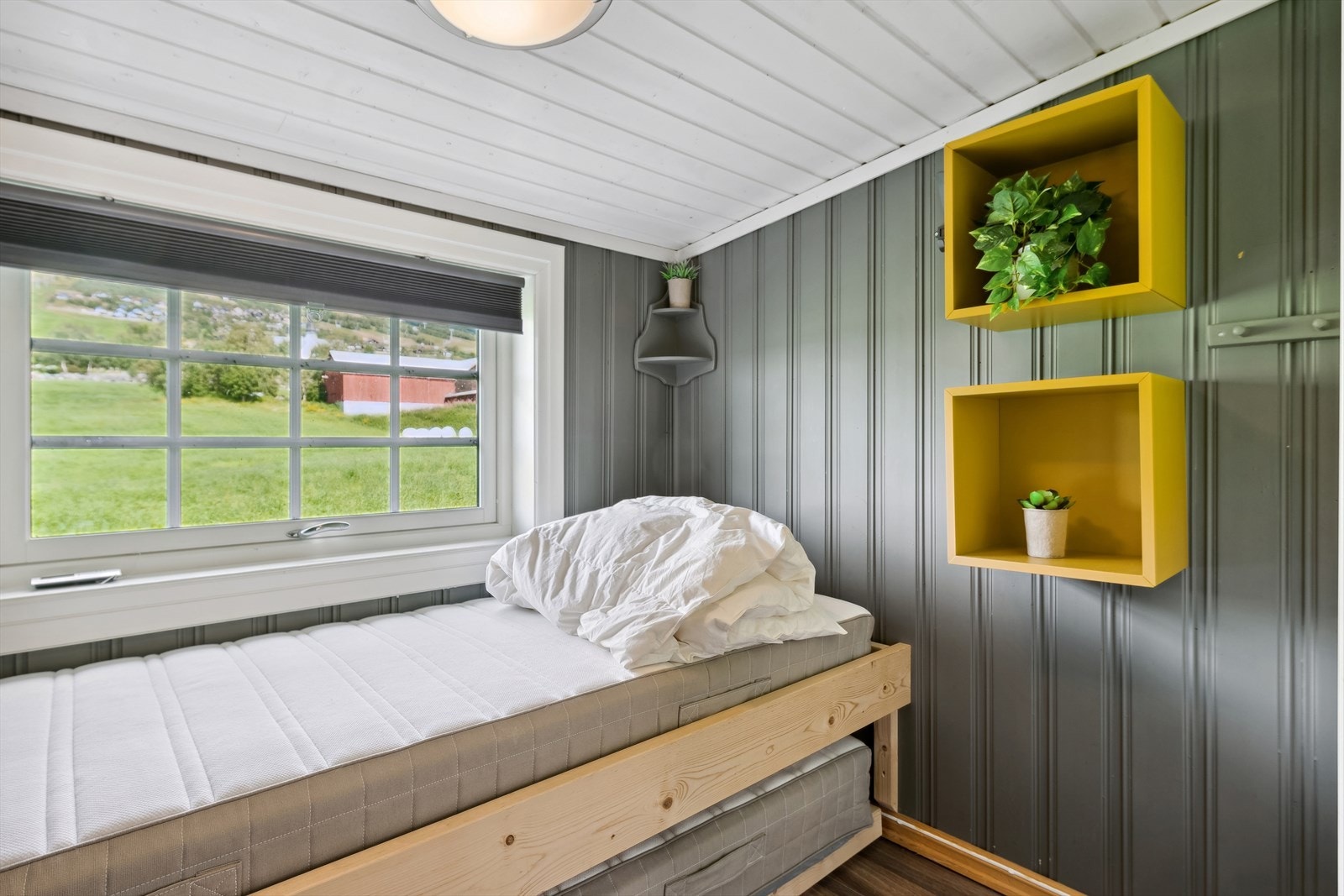 Sovealkoven er malt i nydelige farger og har plass til både enkeltseng og ekstra madrass. Galleribilde