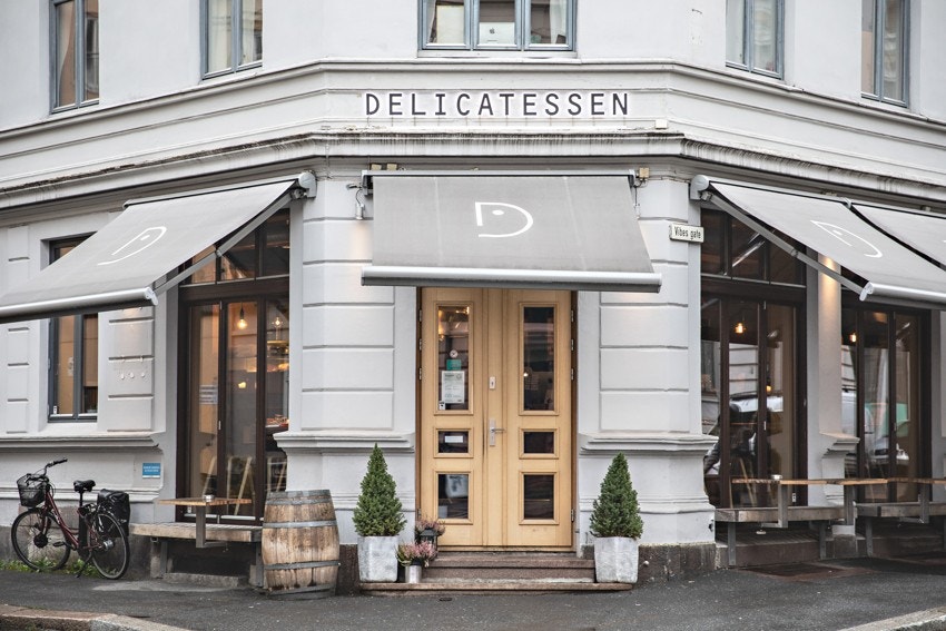 I området er det flere poppulære restauranter. Hos Delicatessen får du tapas basert på de beste norske råvarer og produktene fra Spania Galleribilde