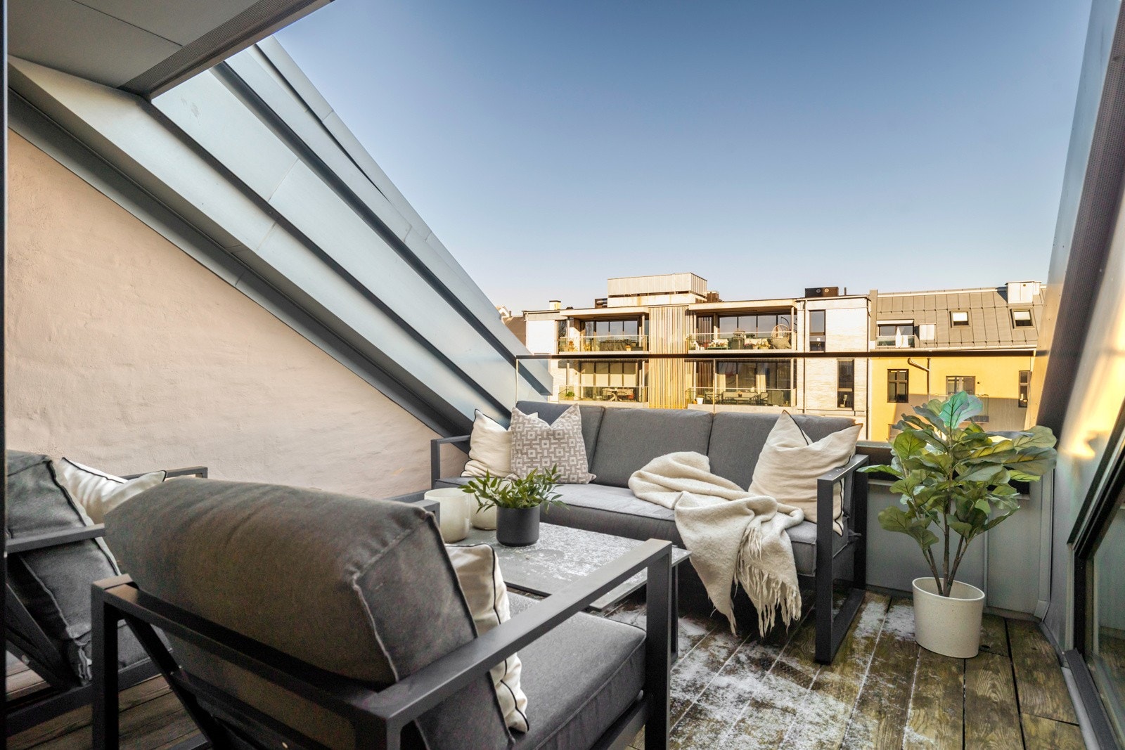 Fra stuen er det utgang til en takterrasse på ca. 9 kvm Galleribilde