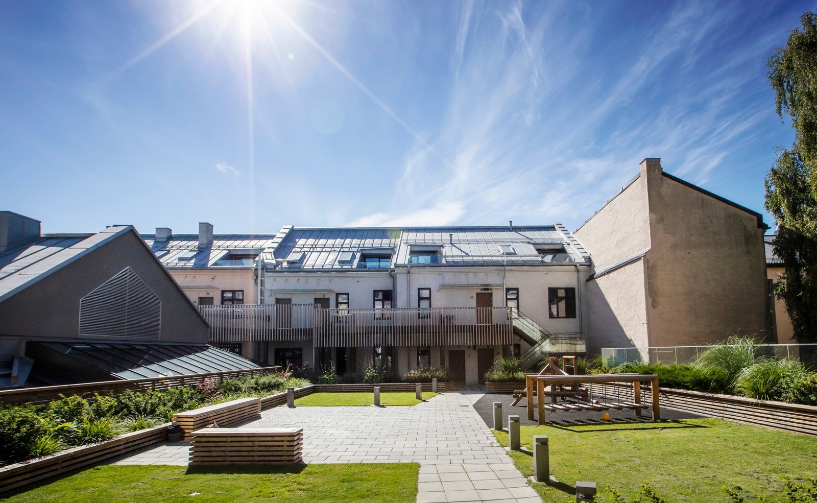 Leiligheten har tilgang til en stor, vakker og frodig takhage til felles anvendelse i 3.etasje. Her er solforholdene utmerkede, og det råder en fredfull atmosfære over de velstelte utearealene Galleribilde