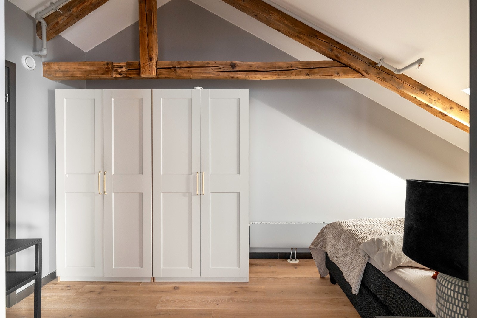 Videre har rommet flere garderobeskap der klær kan ryddes pent bort Galleribilde