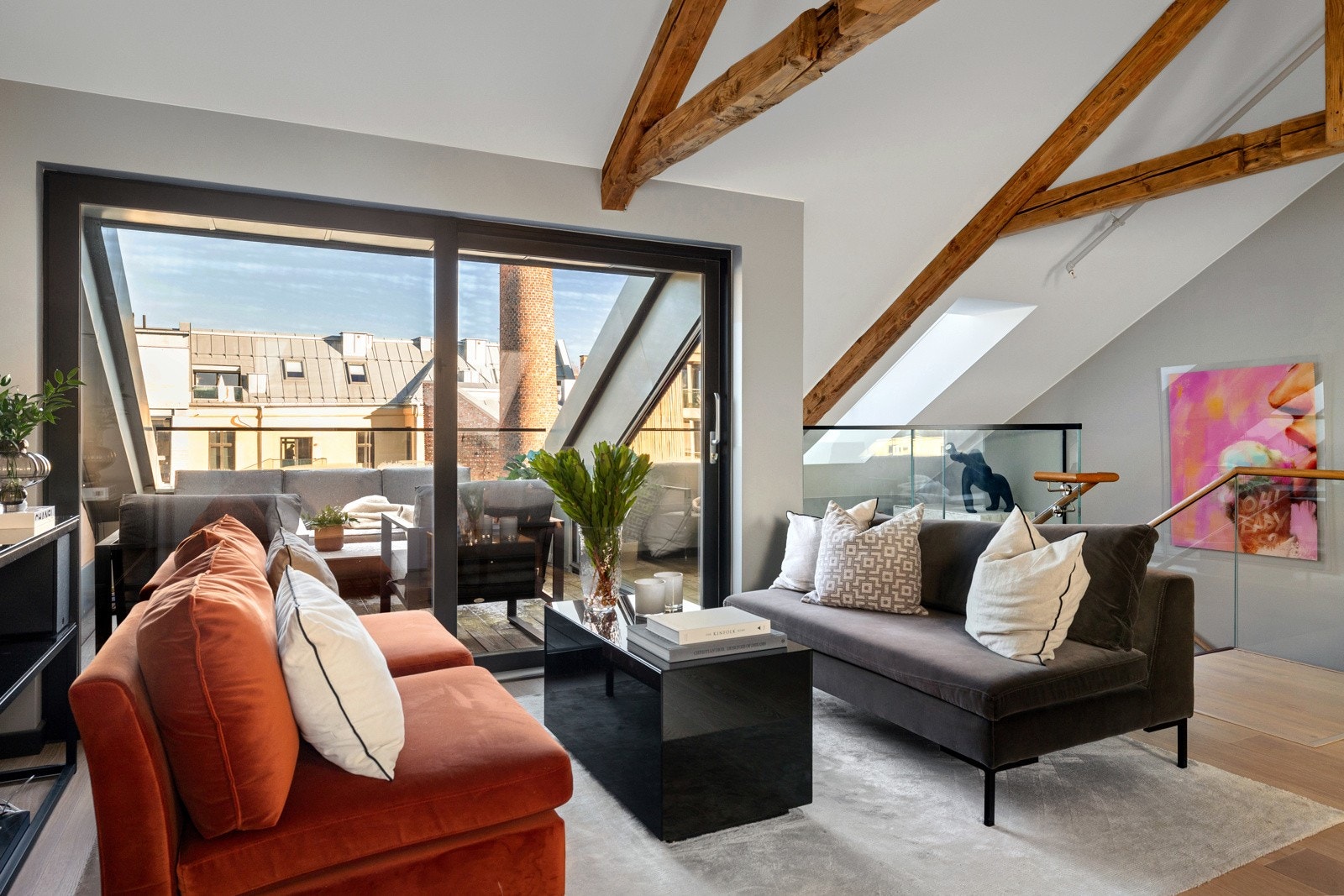 Leiligheten har et stort oppholdsrom med plass til å samle familie og venner Galleribilde