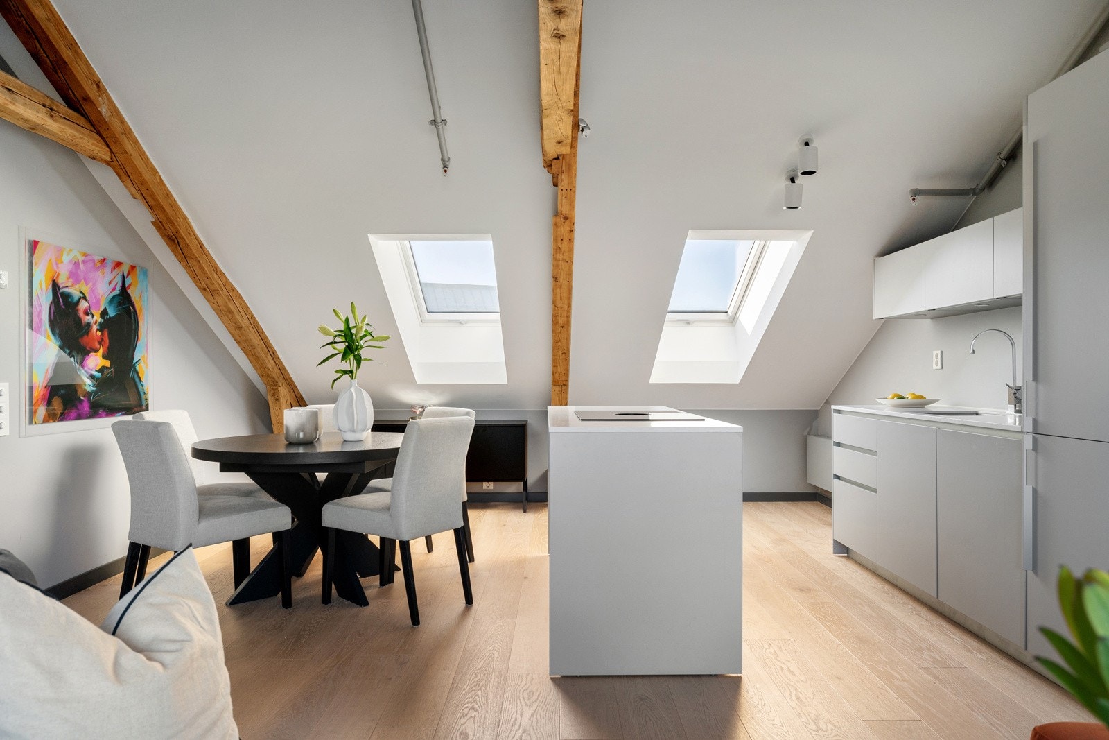 Kjøkkenet er kvalitetsmessig utstyrt med integrerte hvitevarer som platetopp, ventilator, stekeovn, oppvaskmaskin og kjøl-/fryseskap. Alle hvitevarer på kjøkkenet medfølger handelen Galleribilde