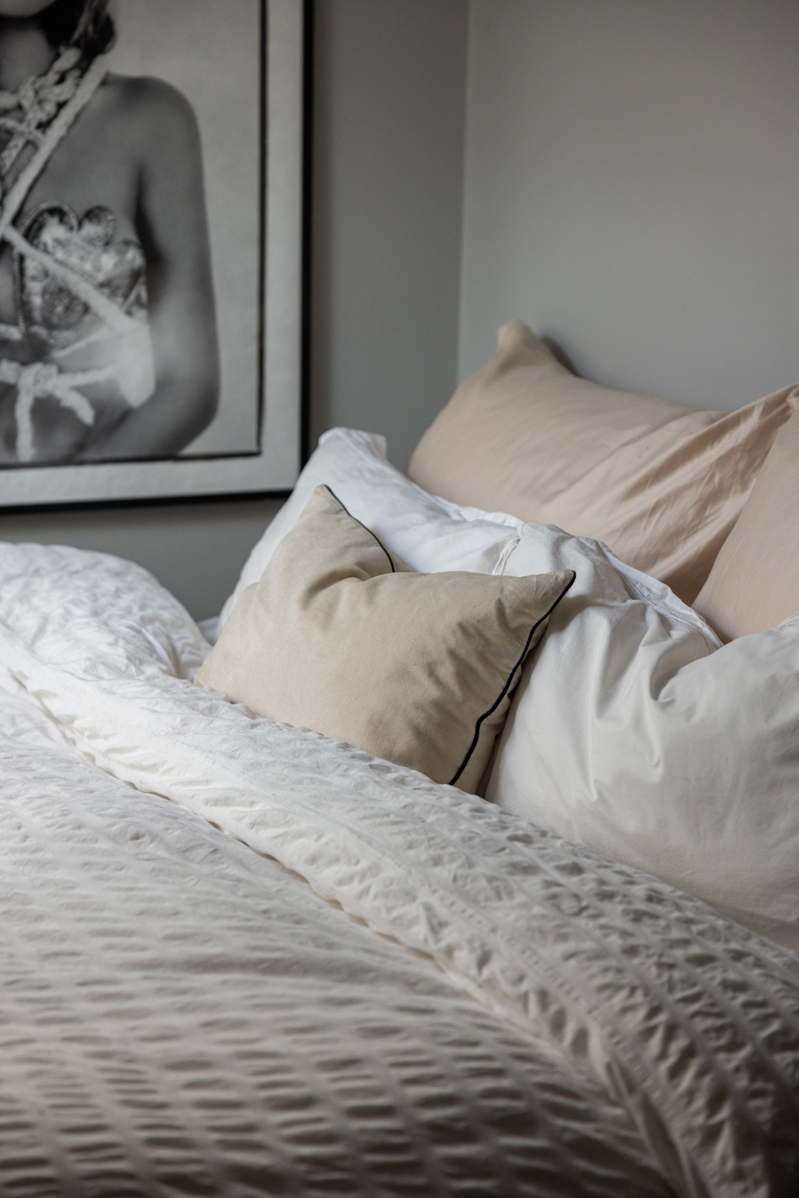 Rommet har også god plass til flere garderobeløsninger og hjemmekontoret Galleribilde