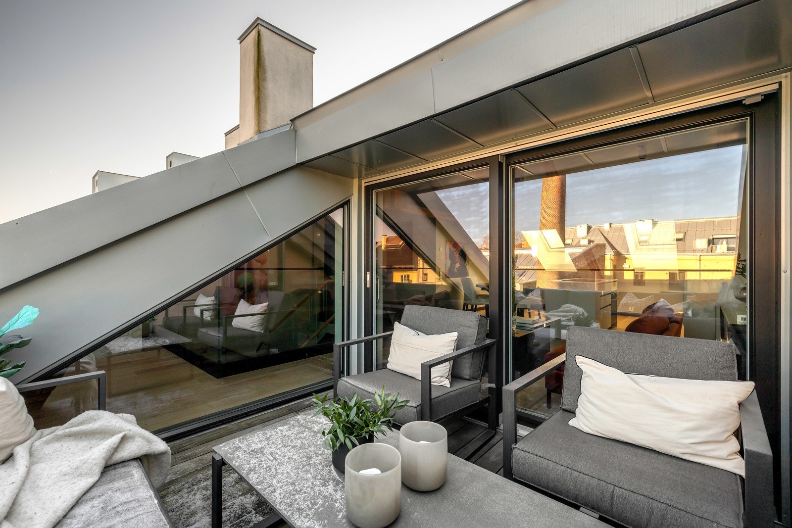 Takterrassen blir en herlig forlengelse av stuen på sommerhalvåret Galleribilde