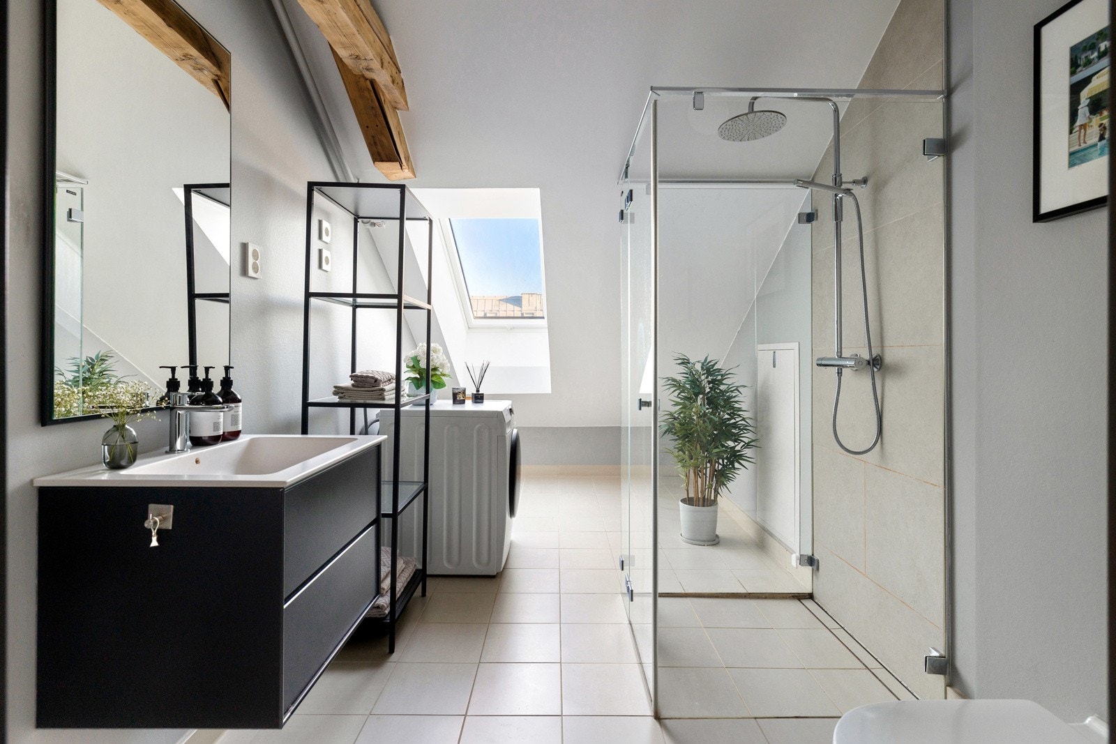 Badet innbyr til velvære og egentid, med delikate farge- og materialvalg. Rommet har malte veggflater, fliser i dusjsonen og matchende fliser på gulv med gulvvarme Galleribilde