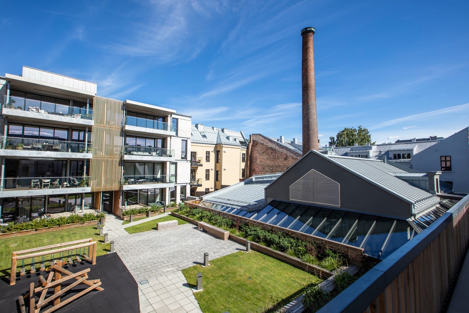 Takhagen er opparbeidet med gressplen, plantekasser, sittebenker og hellelagte stier, og det er montert diskret, moderne og stemningsfull utebelysning. Fra takhagen er det egen trapp ned til Yum Cha og inngang inn til Valkyrien senteret Galleribilde