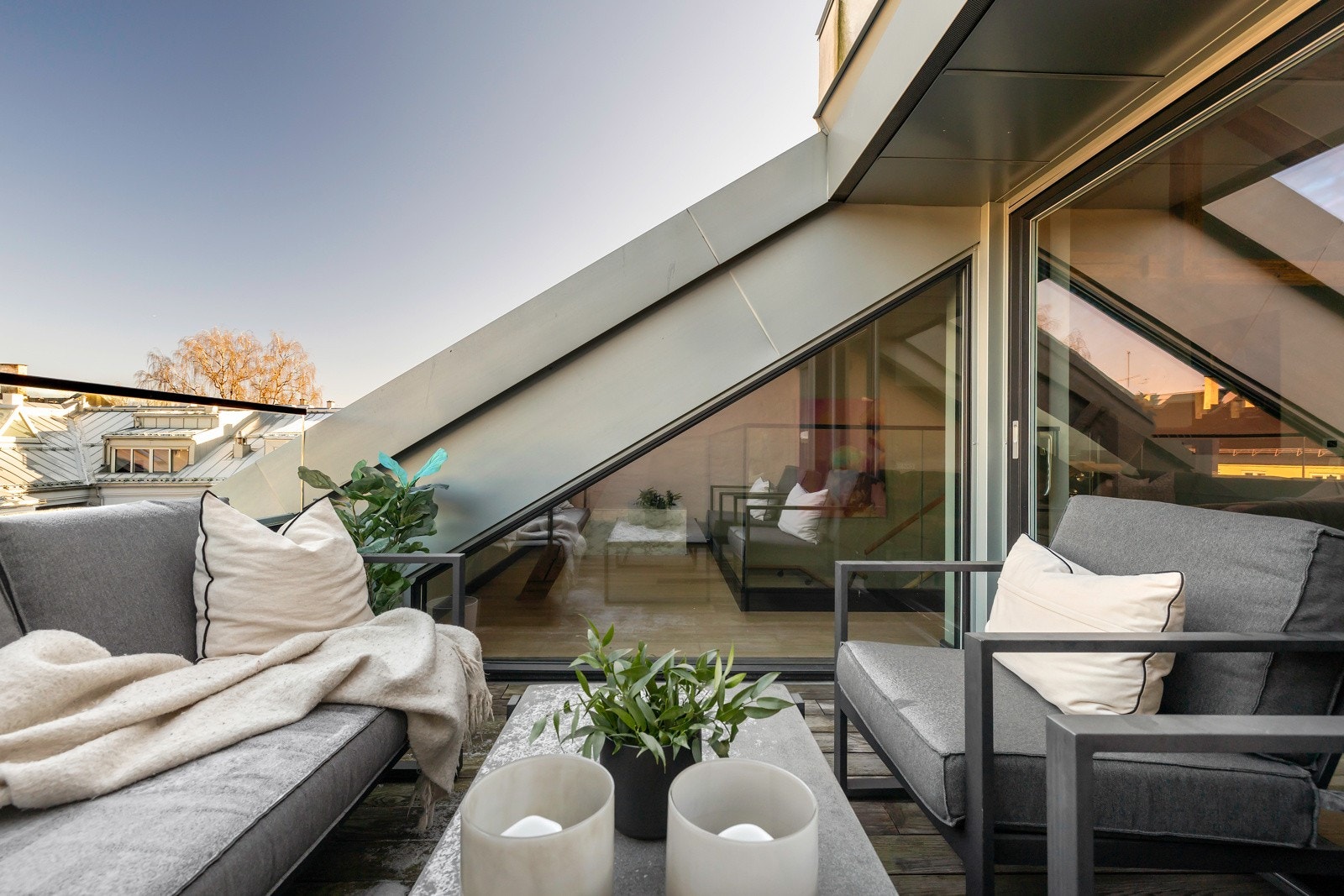 Dette er en påkostet og innbydende 3-roms toppleilighet med fantastisk takterrasse i et bygg som ble totalrenovert i 2020 Galleribilde