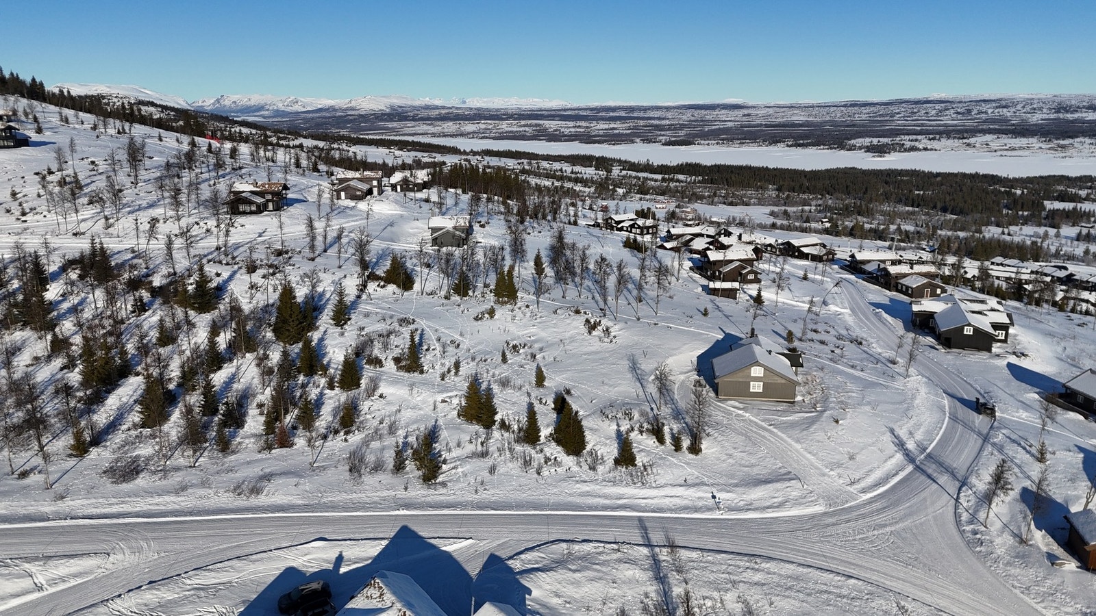 Tisleifjorden er bare en liten gåtur unna. Nydelig område for bading, fiske og avslapping. Galleribilde