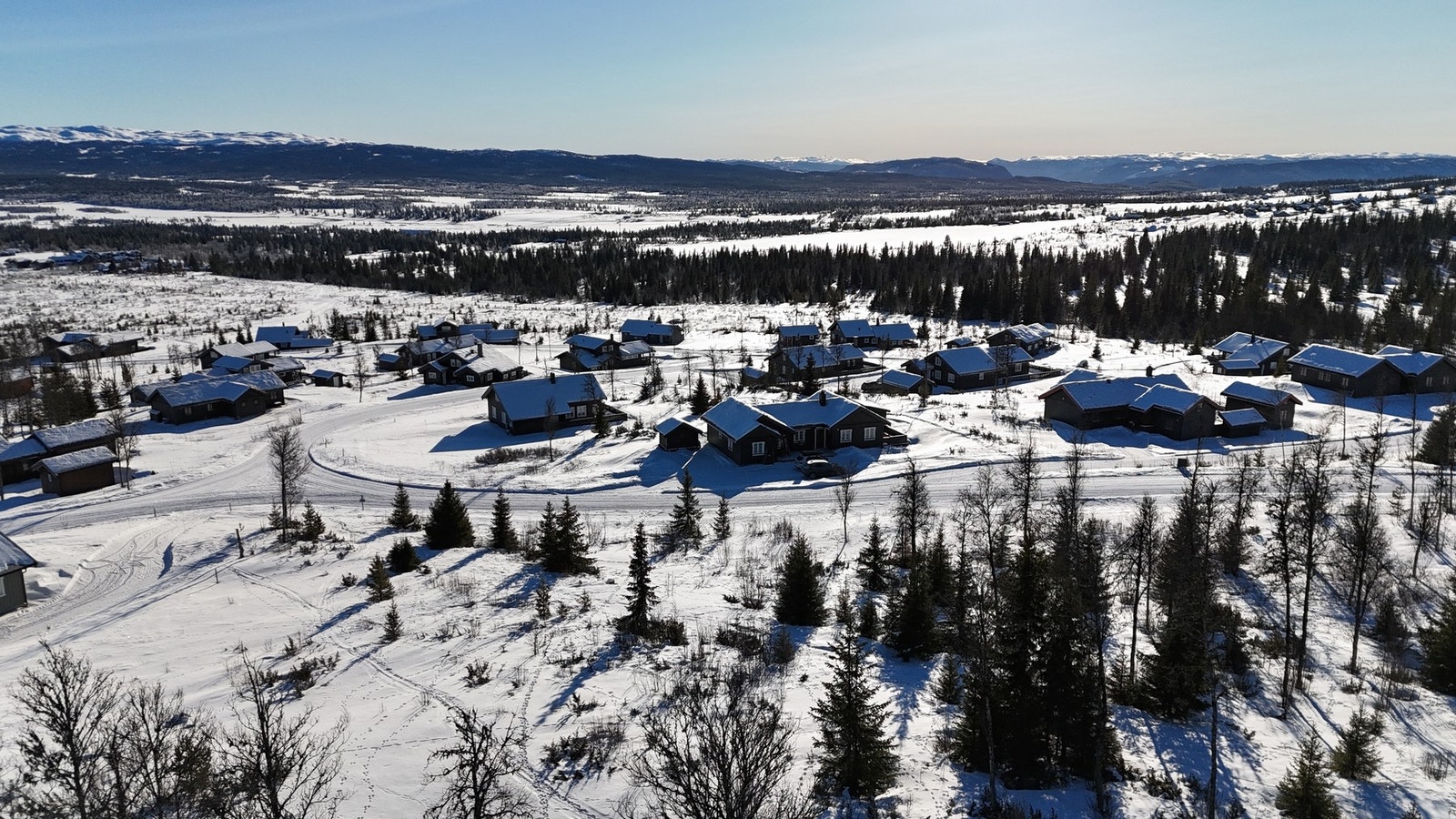 Fra tomten er det nydelig utsikt i sør-østlig retning. Man kan se nedover mot Norefjella og Nesningsfjellene. Galleribilde
