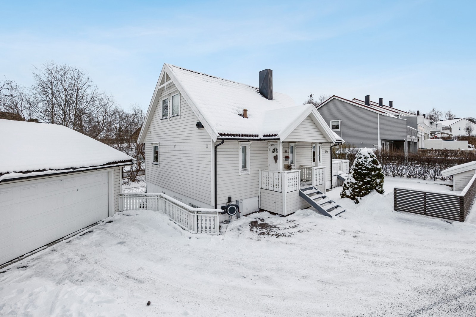 Garasjen er fordelt over to plan med bod i underetasjen (BRA-e 33 m²) og garasjeplass i 1. etasje (BRA-e 37 m²). Det er i tillegg gode parkeringsmuligheter på egen tomt. Galleribilde