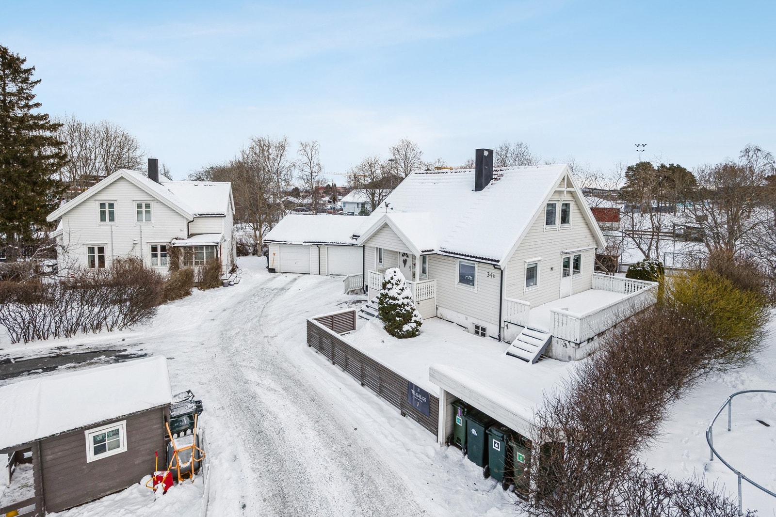 Dette er en komplett og innholdsrik bolig som passer godt for både barnefamilier, etablerere og kjøpere som ønsker en bolig med utleieinntekter. Galleribilde