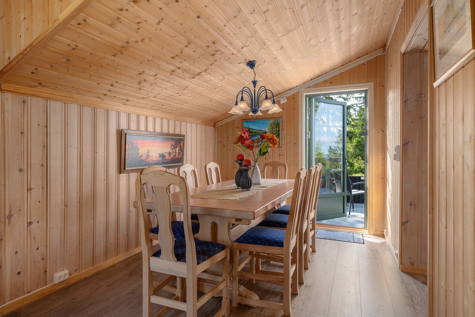 Hyggelig spiseplass med dirkete utgang til frokost terrassen. Hyggelig å samles rundt spisebordet for felles måltider. Enkel adkomst til kjøkkenet fra spiseplassen. Galleribilde