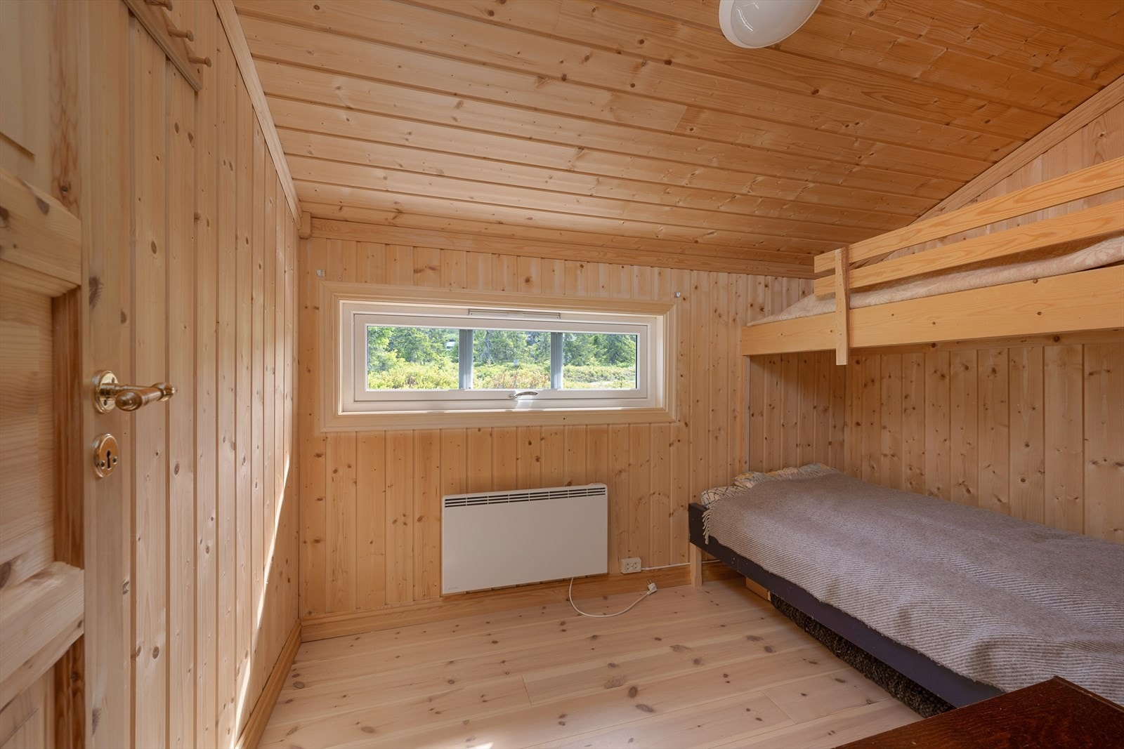 Soverom 4 er innredet med køyeseng, panelovn som oppvarming, dette gjelder alle soverommene i hytta. Galleribilde