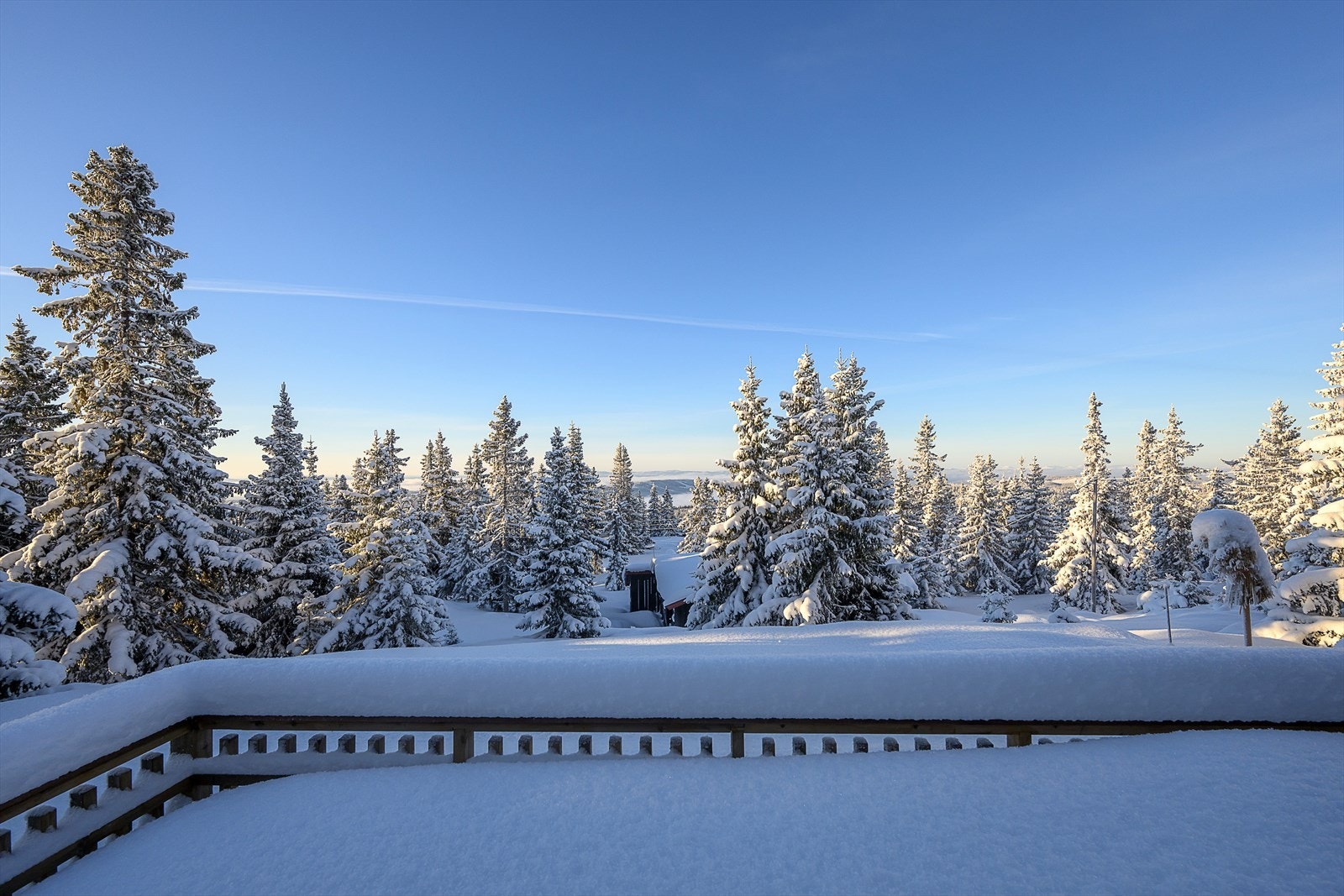 Fantastisk utsikt fra denne idylliske eiendommen. Flott beliggenhet i naturskjønne omgivelser. Galleribilde