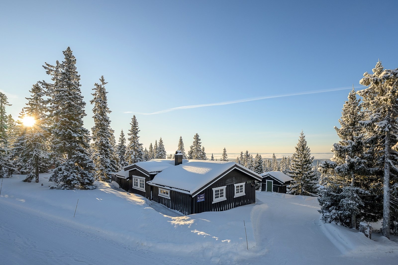Hytta ligger i stille og rolige omgivelser. Her har du et utmerket utgangspunkt for turer og aktiviteter, sommer som vinter. Galleribilde