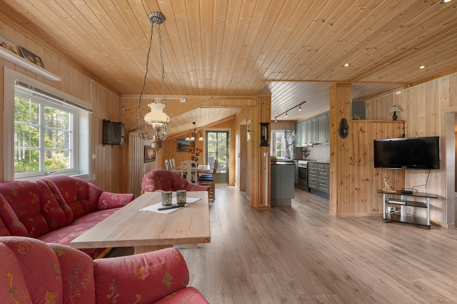 Stua har direkte innsyn til kjøkkenet som gjør dette et sosialt og koselig oppholdsrom og et fint samlingssted for familien. Galleribilde