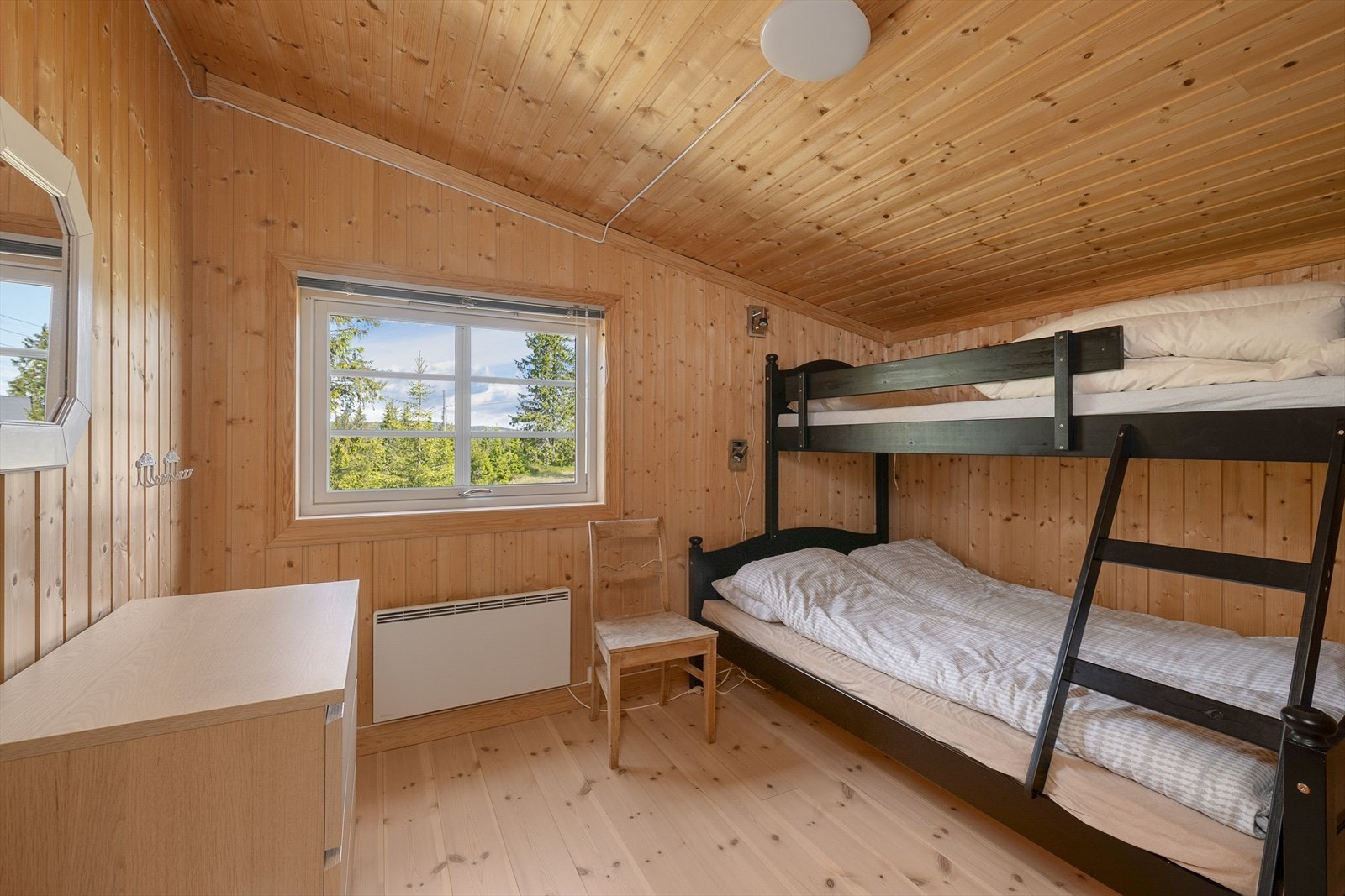 Soverom 2 er innredet med familiekøye og har gode muligheter for plass til skap/kommode for oppbevaring. Galleribilde