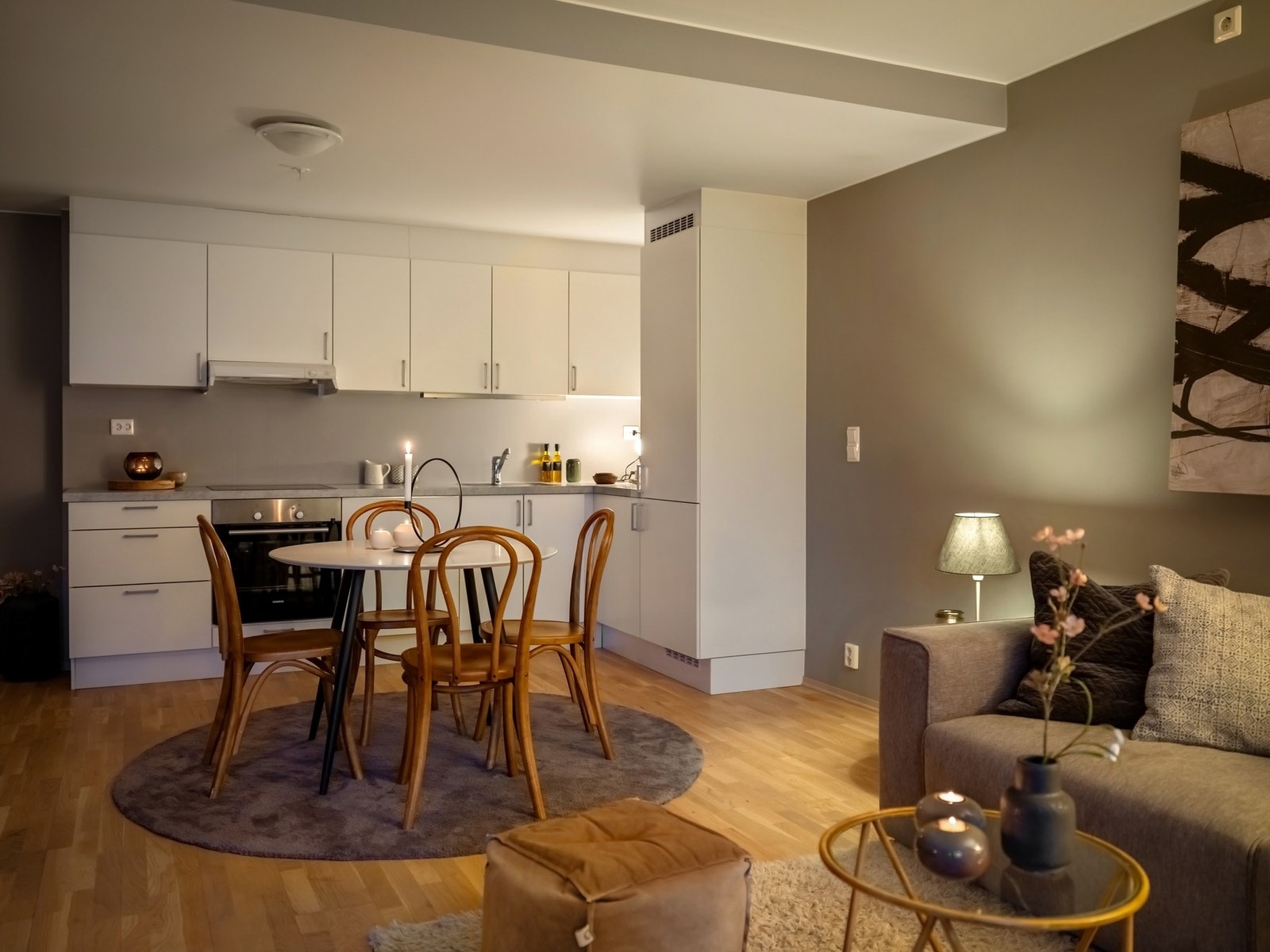 Kveldsstemning stue/kjøkken. Galleribilde