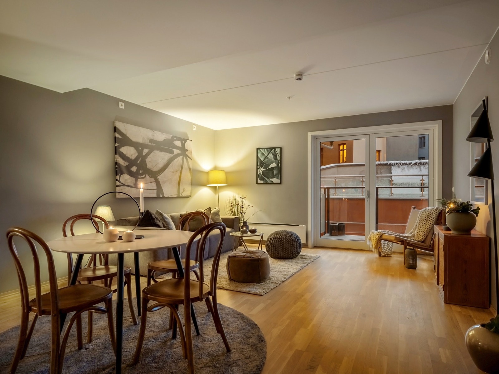 Fantastisk kveldsatmosfære i leiligheten. Galleribilde