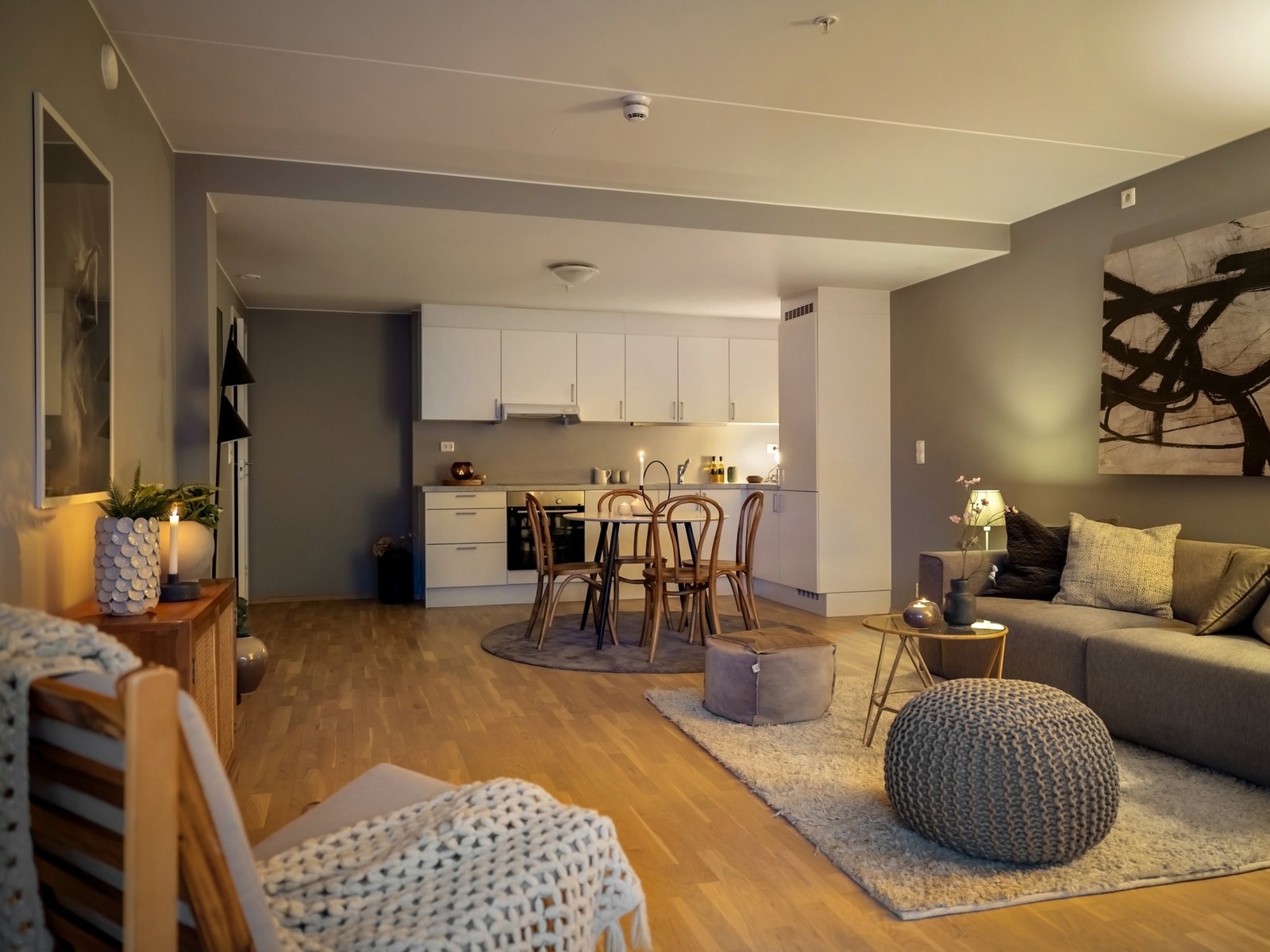 Kveldsstemning stue/kjøkken. Galleribilde