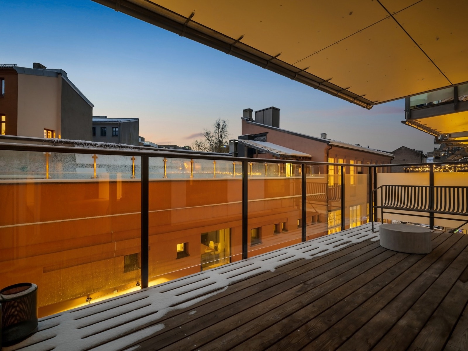 Balkongen vender mot stille indre gårdsrom og er over overbygget, noe som øker bruksverdien. Galleribilde