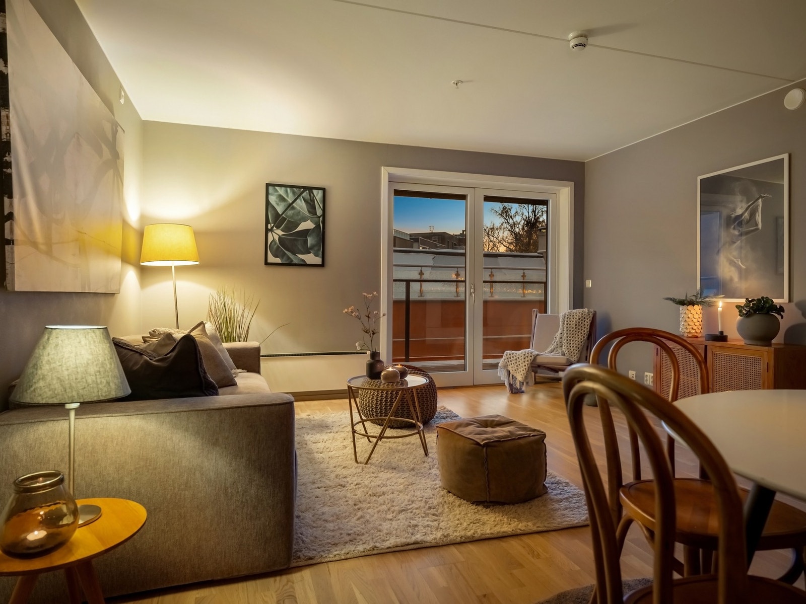 Innbydende atmosfære på kveldstid. Galleribilde