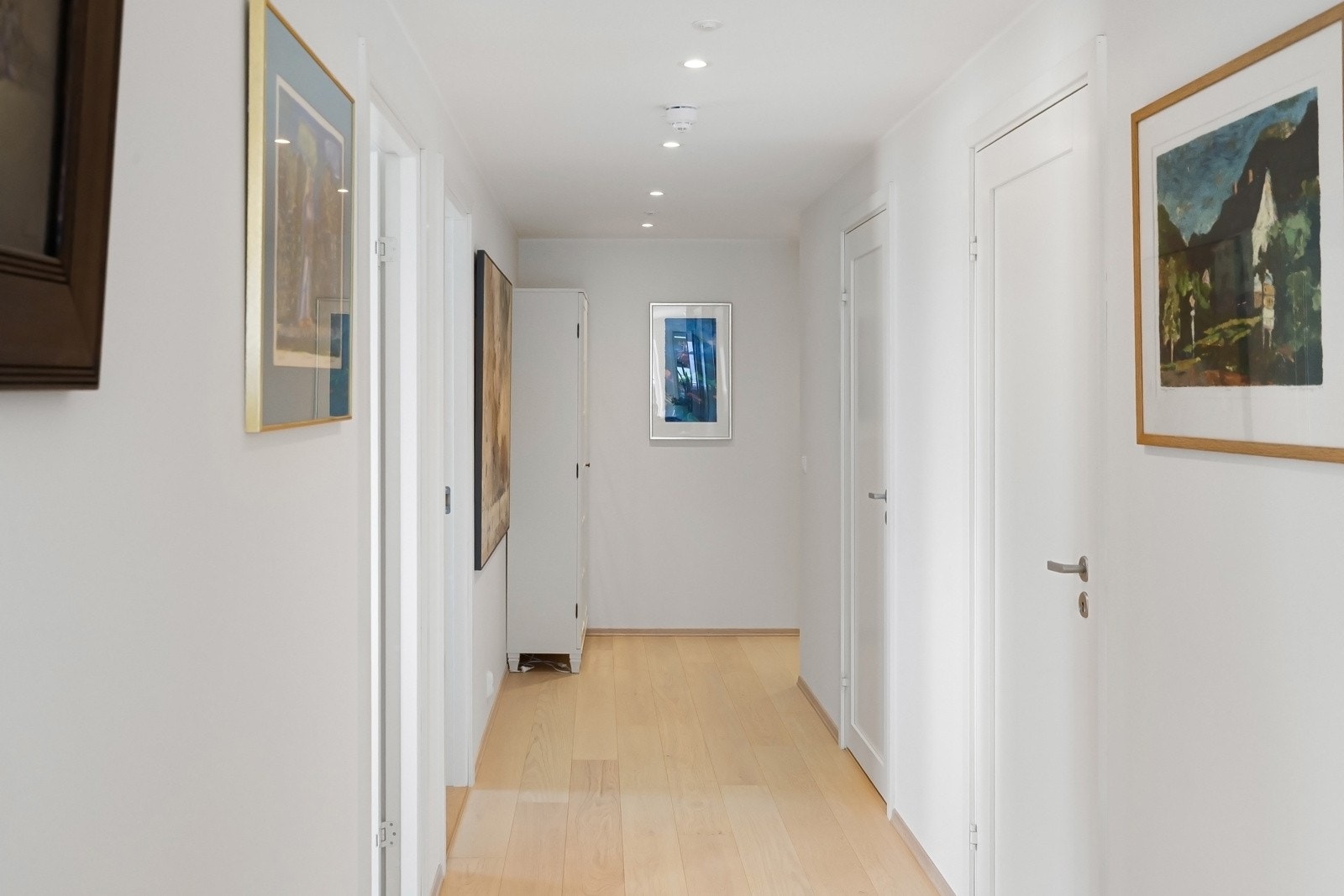 Entreen har lysmalte overflater og downlights i himling Galleribilde