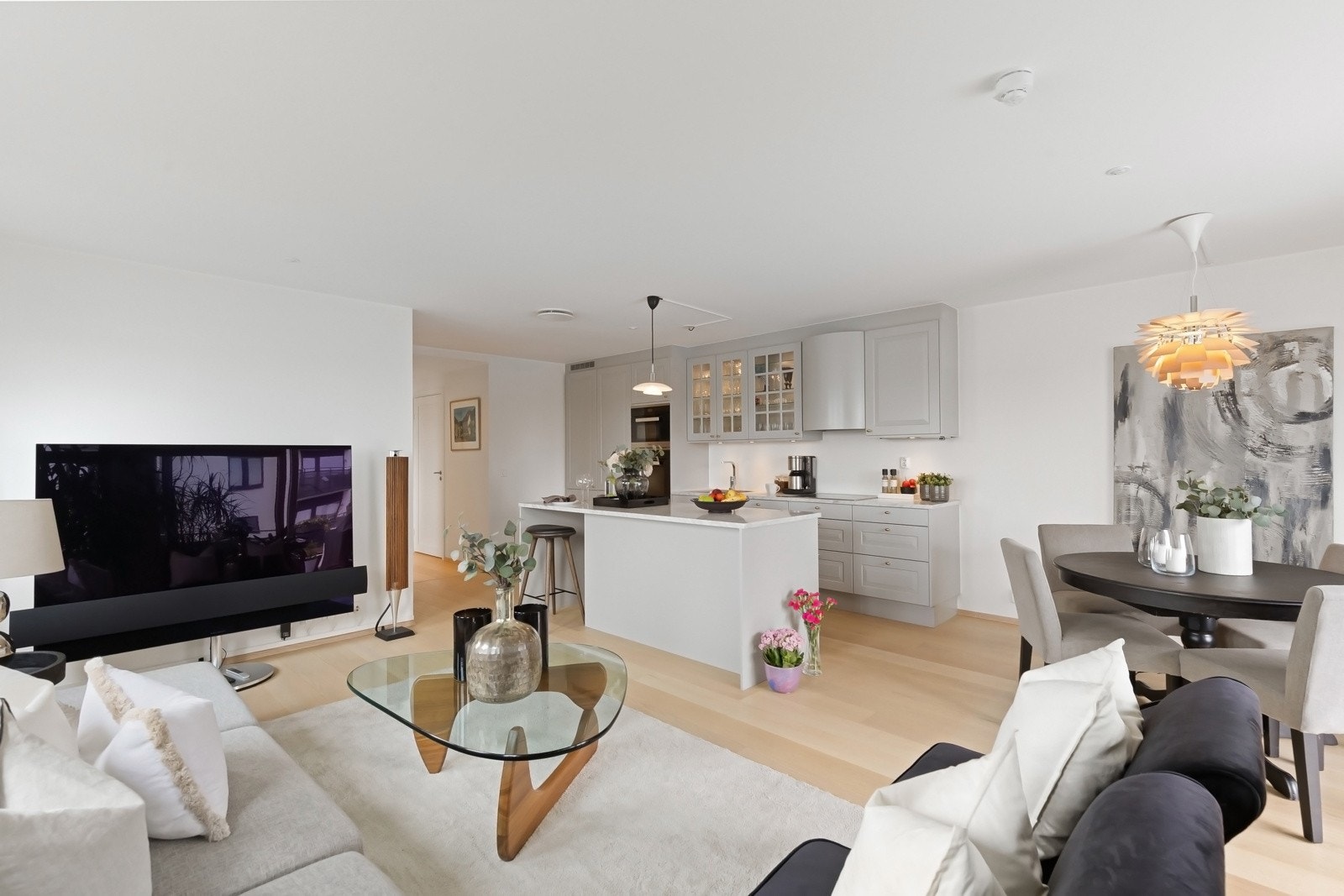 Det er parkett på gulv, høyt under taket og balansert ventilasjon sikrer et godt inneklima Galleribilde