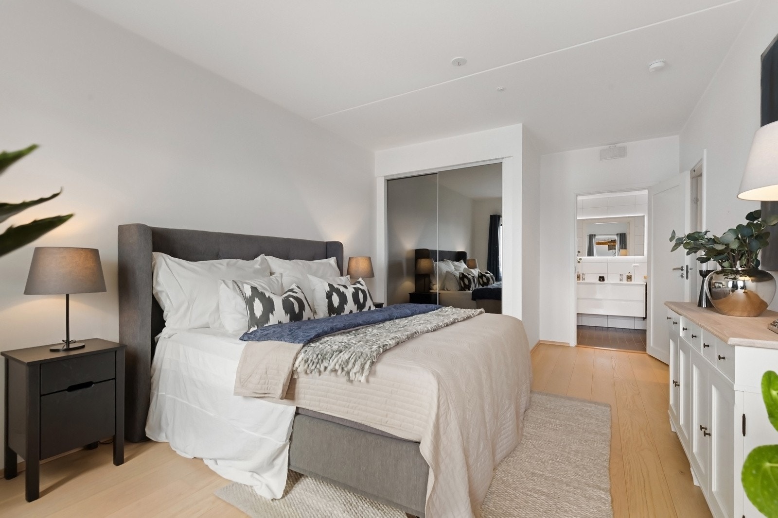 Master Bedroom innredet med stort garderobeskap, eget bad og utgang til balkong Galleribilde