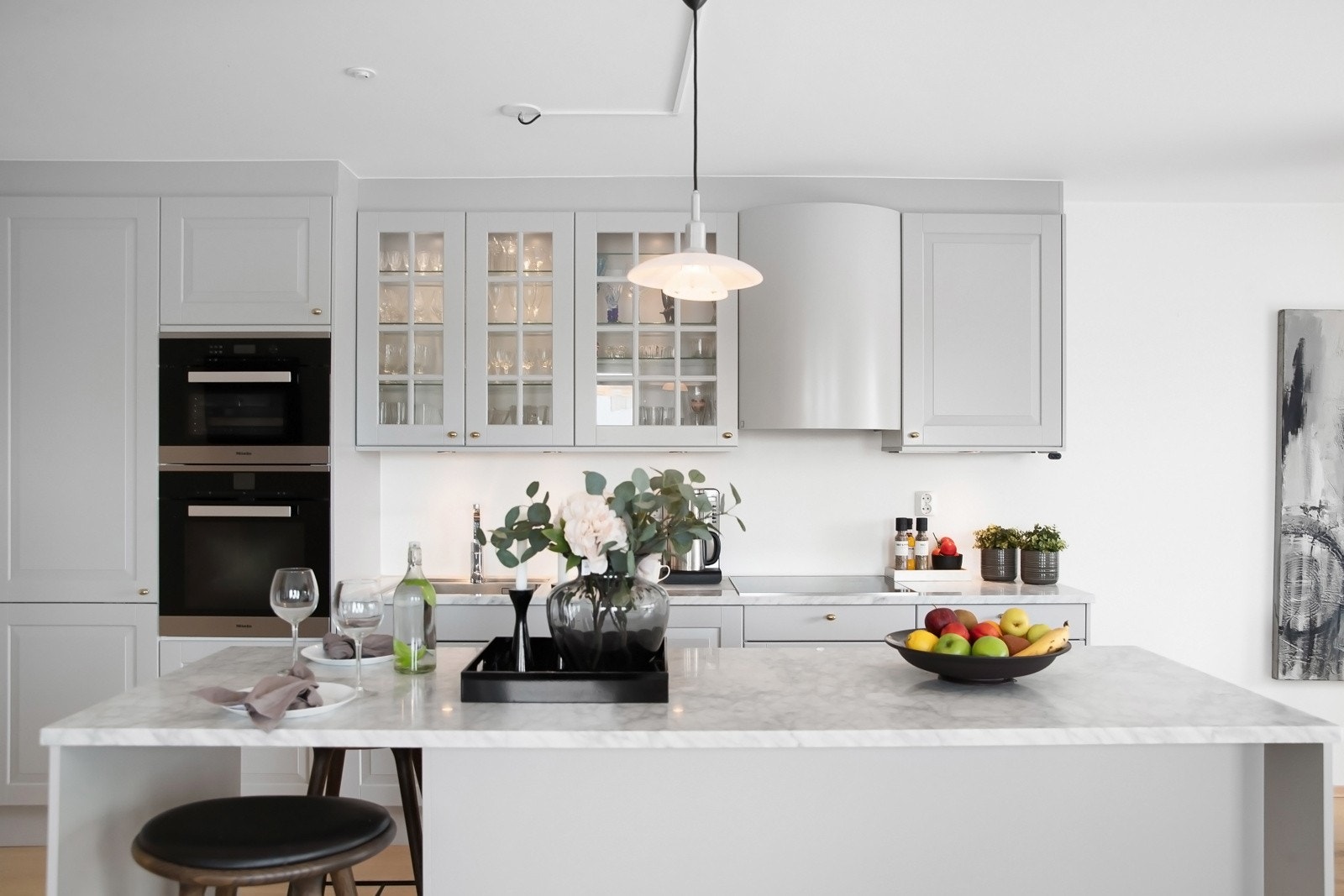 Kjøkkenet har en flott kjøkkenøy som gir ekstra arbeids- og lagringsplass Galleribilde